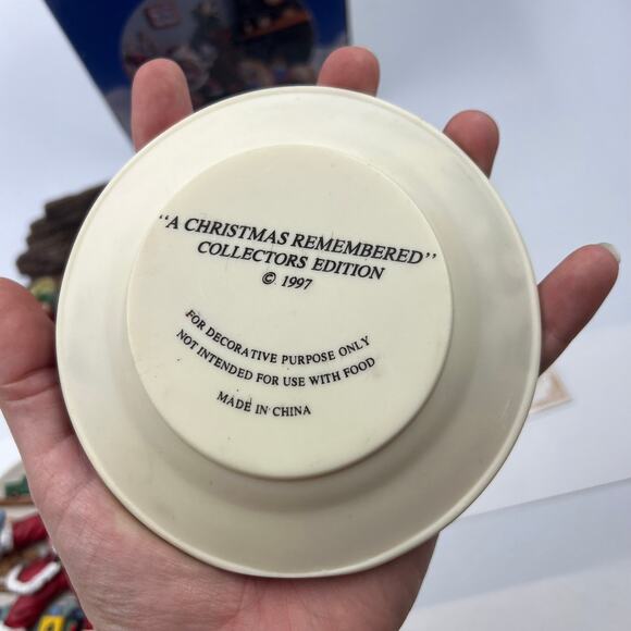 Vintage Christmas Remembered Hand Painted Handcrafted Santa Claus Plates Stand - Picture 10 of 11